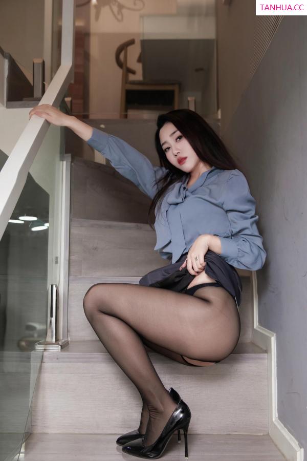   [XiuRen]高清写真图 2023.08.03 No.7179 严利娅Yuliya 黑丝短裙第45张图片